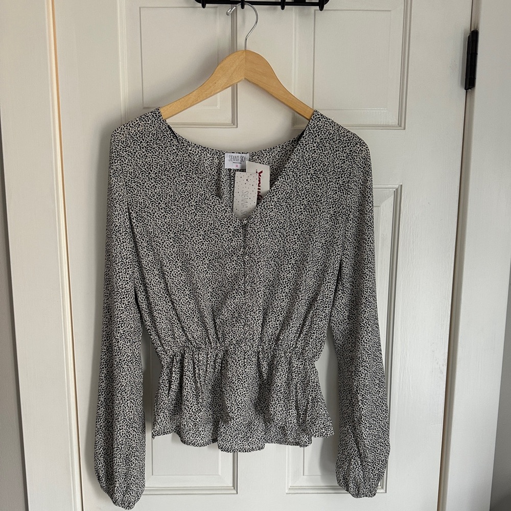 Black and white patterned blouse, Sienna Sky, Size Medium, Brand new